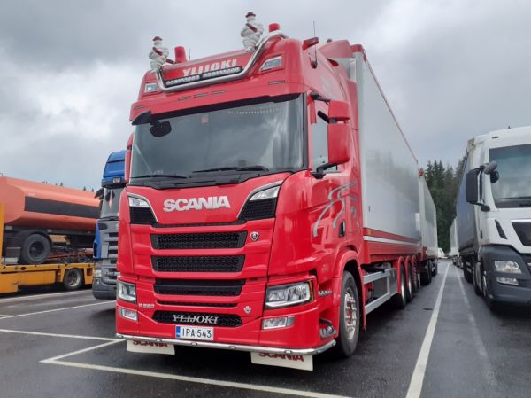 Ylijoki Kuljetuksen Scania R590
Ylijoki Kuljetus Oy:n Scania R590 täysperävaunuyhdistelmä.
Avainsanat: Ylijoki-Kuljetus Scania R590 ABC Hirvaskangas