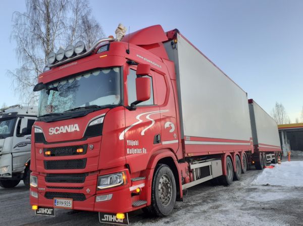 Ylijoki Kuljetuksen Scania R650
Ylijoki Kuljetus Oy:n Scania R650 täysperävaunuyhdistelmä.
Avainsanat: Ylijoki-Kuljetus Scania R650 Shell Hirvaskangas