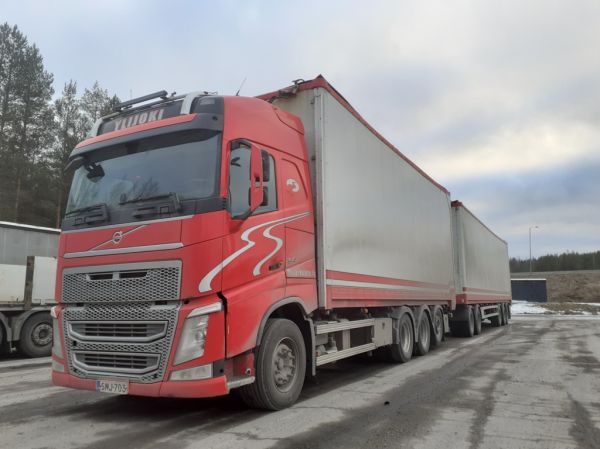 Ylijoki Kuljetuksen Volvo FH540
Ylijoki Kuljetus Oy:n Volvo FH540 täysperävaunuyhdistelmä.
Avainsanat: Ylijoki-Kuljetus Volvo FH540 ST1 Hirvaskangas
