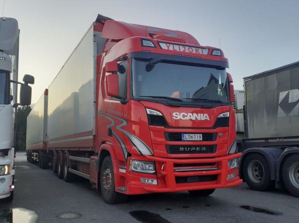 Ylijoki Metsäenergian Scania 560R
Ylijoki Metsäenergia Oy:n Scania 560R täysperävaunuyhdistelmä.
Avainsanat: Ylijoki-Metsäenergia Scania 560R ABC Hirvaskangas