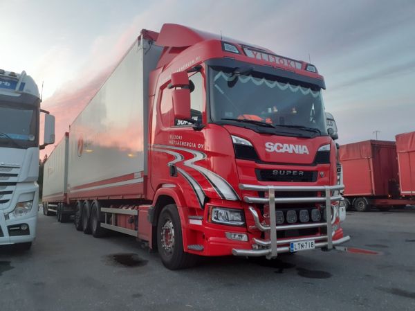 Klikkaa kuvaa nähdäksesi se täysikokoisena
==============
Ylijoki Metsäenergian Scania 560R
Ylijoki Metsäenergia Oy:n Scania 560R täysperävaunuyhdistelmä.
Avainsanat: Ylijoki-Metsäenergia Scania 560R ABC Hirvaskangas Ylijoki Metsäenergian Scania 560R
Ylijoki Metsäenergia Oy:n Scania 560R täysperävaunuyhdistelmä.
Avainsanat: Ylijoki-Metsäenergia Scania 560R ABC Hirvaskangas