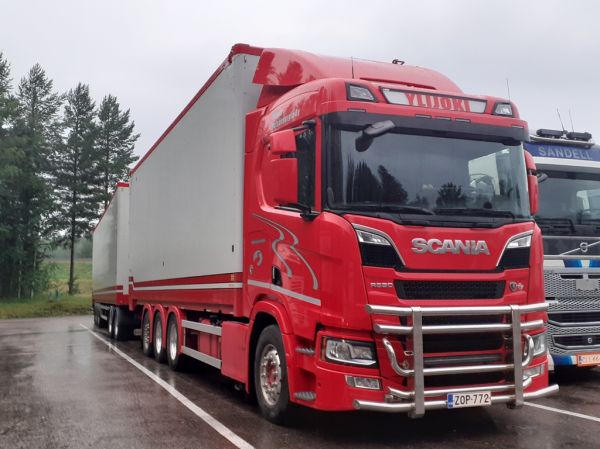 Ylijoki Metsäenergian Scania R590
Ylijoki Metsäenergia Oy:n Scania R590 täysperävaunuyhdistelmä.
Avainsanat: Ylijoki-Metsäenergia Scania R590 Shell Hirvaskangas