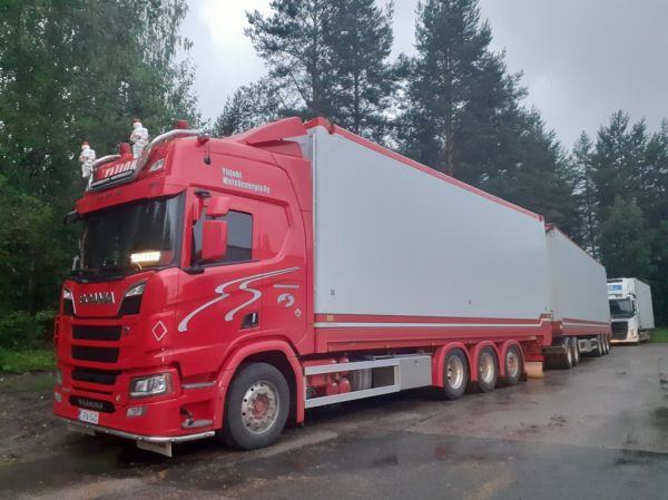 Ylijoki Metsäenergian Scania R590
Ylijoki Metsäenergia Oy:n Scania R590 täysperävaunuyhdistelmä.
Avainsanat: Ylijoki-Metsäenergia Scania R590 Shell Hirvaskangas