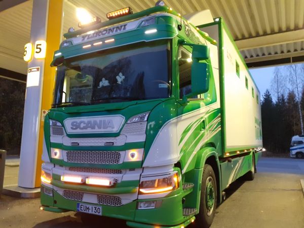 Ylirönni Yhtiön Scania P370
Ylirönni Yhtiöt Oy:n Scania P370 eläintenkuljetusauto.
Avainsanat: Atria Ylirönni ScaniaP370 Eläinkuljetus ST1 Hirvaskangas