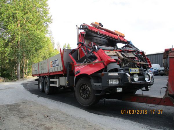 Kuljetusliike H Sundbergin Iveco
Kuljetusliike H Sundberg Oy:n nosturilla varustetun Ivecon oikea puoli.
Avainsanat: Sundberg Iveco Liikenneonnettomuus