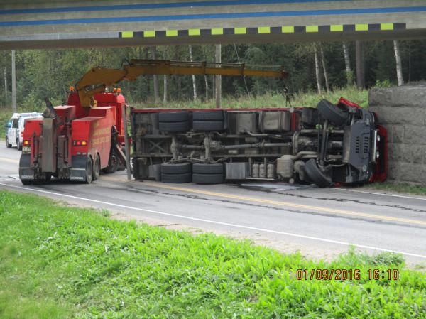 Kuljetusliike H Sundbergin Iveco 360
Kuljetusliike H Sundberg Oy:n Starkin ajossa ollut nosturilla varustetun Iveco 360 kuorma-auton matka katkesi nosturin osuttua Äänekosken Rotkolassa sijaitsevaan rautatiesiltaan.
Avainsanat: Sundberg Iveco 360 Liikenneonnettomuus