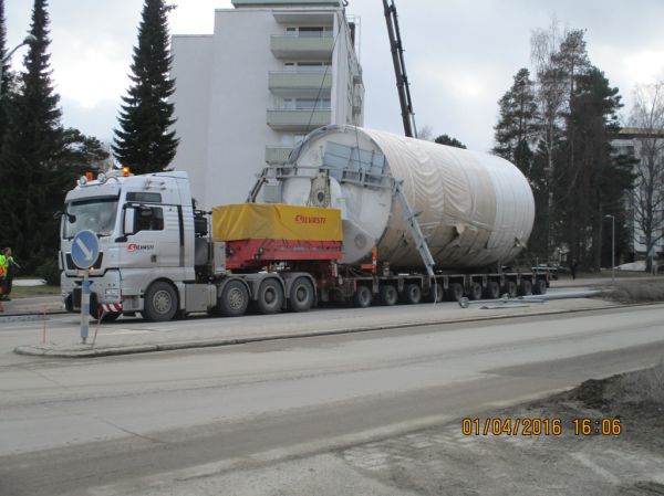 Äänekosken rekkaturma 1.4.2016
Silvasti Heavy Oy:n MAN TGX 41.680 lavettiyhdistelmä oli tuomassa kuivausrumpua Äänekosken Biotuotetehtaan rakennustyömaalle kun kuorma otti kiinni opasteportaaliin ja pudotti sen alas rummun päälle Kotakennääntiellä. Samalla hajosi kaksi valaisinpylvästä joissa portaali oli kiinni.
Avainsanat: Silvasti Heavy MAN TGX 41.680 Erikoiskuljetus Onnettomuus Pekka