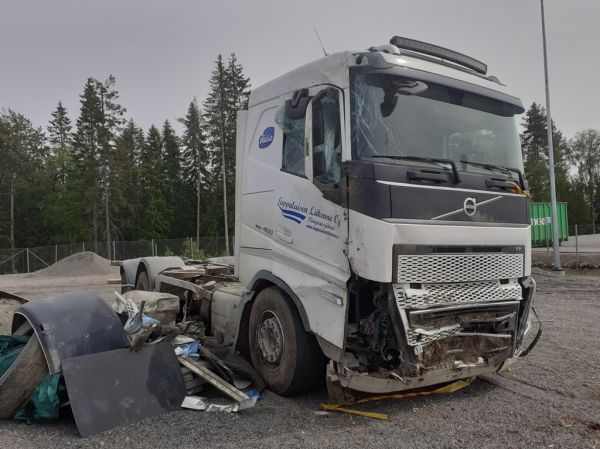 Lappalaisen Liikenteen Volvo FH460
Valion ajossa oleva Lappalaisen Liikenne Oy:n Volvo FH460 maitoauto suistui 3.6.2025 ulos tieltä Rautalammintiellä Konnevedellä ja kaatui kyljelleen. Auton kuljettamaa maitoa pääsi valumaan tielle noin 2 000 litraa.
Avainsanat: Valio Lappalainen Volvo FH460 Liikenneonnettomuus Kaasuauto
