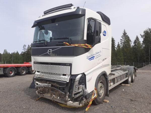 Lappalaisen Liikenteen Volvo FH460
Valion ajossa oleva Lappalaisen Liikenne Oy:n Volvo FH460 maitoauto suistui 3.6.2025 ulos tieltä Rautalammintiellä Konnevedellä ja kaatui kyljelleen. Auton kuljettamaa maitoa pääsi valumaan tielle noin 2 000 litraa.
Avainsanat: Valio Lappalainen Volvo FH460 Liikenneonnettomuus Kaasuauto