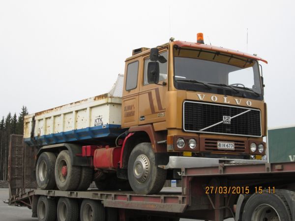 Ex-K&M Linnan Volvo F1225
K&M Linna Ky:n Volvo F1225 sora-auto Kosken Autokuljetuksen lavetin kyydissä.
Avainsanat: Linna Volvo F1225 ABC Hirvaskangas