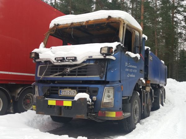 P Survosen Volvo FM460
P Survosen Volvo FM460 sora-auto tulipalon jäljiltä Jyväskylän Volvon pihassa 7.2.2020.
Avainsanat: Survonen Volvo FM460 Tulipalo