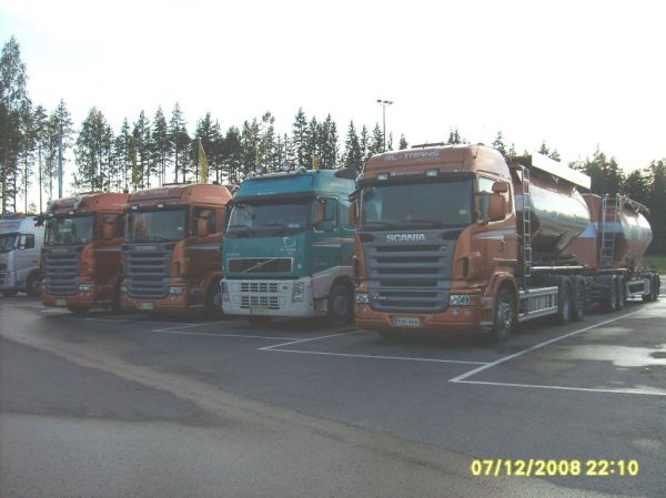 RL-Transin autot rivissä
Oy RL-Trans Ab:n Scania R480*3 ja Volvo FH säiliöyhdistelmät tauolla. 
Avainsanat: RL-Trans Scania R480 Volvo FH ABC Hirvaskangas