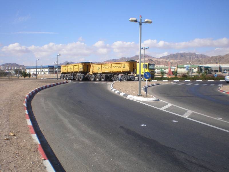 Hiekkarekka
Israilissa ajoivat tälläsillä kalkkihiekkaa satamaan.  Hyvin mahtuivat pyörimään liikeneympyrässä kun kaupungin läpi menivät.
Avainsanat: DAF