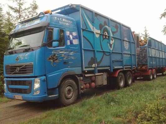 Volvo FH520
Energiapuun ajossa. Auton päälirakenteet ja kärry on weckmannin käsialaa. Nosturi on Loglift 105s. Ja nyt kuva on oikenpäin....
Avainsanat: Volvo FH520 Weckman