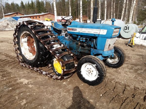 Ford 4000
Tuli rakenneltua puolitelat vanhaan foortiin, ohjaamon laitto vielä kesken
Avainsanat: ford 4000