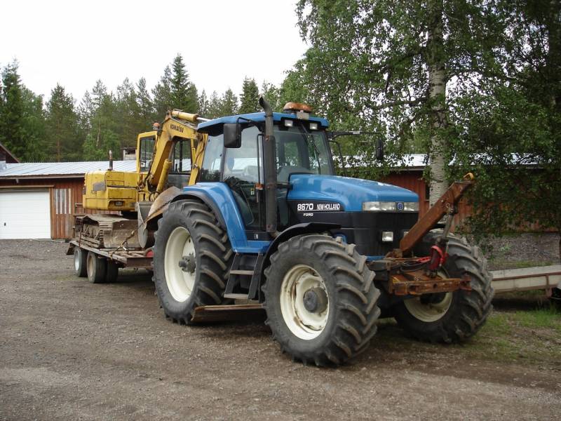 New holland 8670 ja Komatsu PC95
Kaivuhommiin lähdössä Komatsulla ja Hollanti kuljettaa.
Avainsanat: newholland ford komatsu