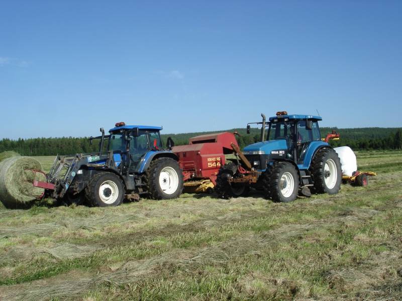 Heinäntekoa
Newholland TM120 ja Newholland 8670
Avainsanat: newholland ford 