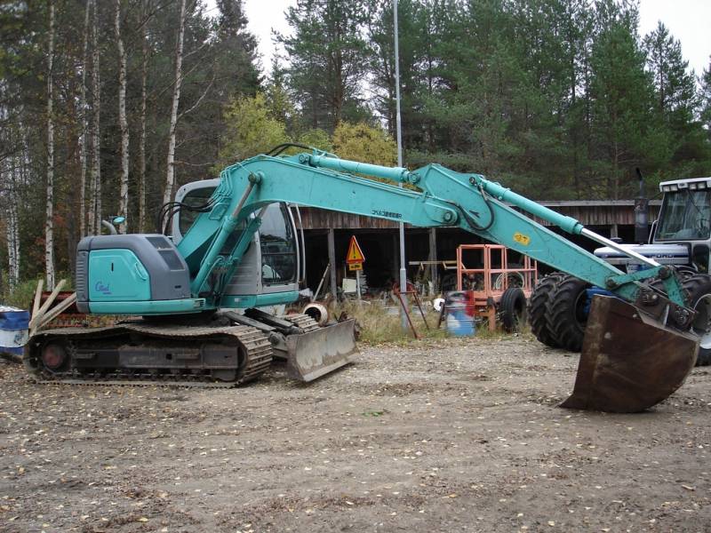 Kobelco 115 sr
Tuli laitettua leviämmät laput ja ojakauha.
Avainsanat: kobelco sr 115