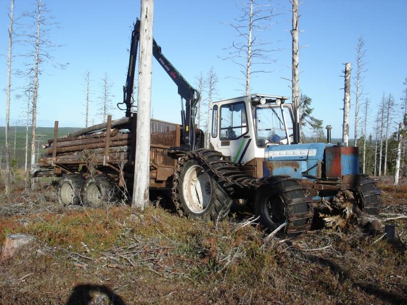 Ford 5000
Itse rakennettu puun ajo väline, Polttopuiden keruussa, Valtion metsässä.
Vielä niitä jäi honkia humisemaan.
Avainsanat: ford 5000