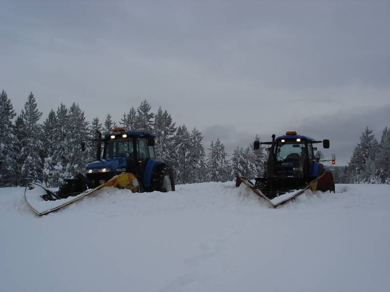Mökkitien aurausta
New Hollandit tuumaustauolla, että kumpi lähtee edellä.
Avainsanat: newholland ford