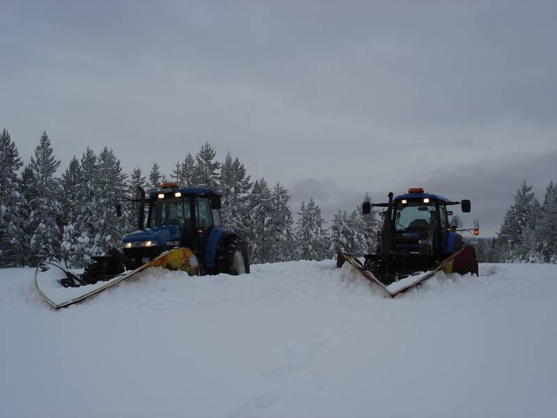 Mökkitien aurausta
New Hollandit tuumaustauolla, että kumpi lähtee edellä.
Avainsanat: newholland ford