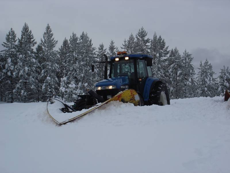 Aurausta
Oli vähän lunta mökkitiellä.
Avainsanat: newholland ford