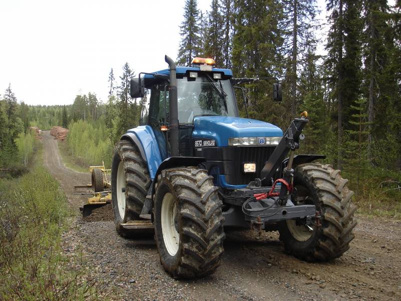 Lanausta
Metsäautotien kunnostusta itse muokatulla lanalla.
Avainsanat: ford lanausta