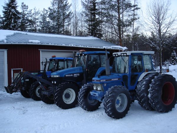 Traktorit rivissä
Newholland TM120, Newholland 8670 ja Ford 6410
Avainsanat: Ford Newholland