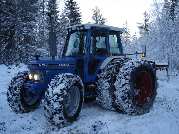 Talvitien polkua
Talvitien polkua Ford 6410
Lopultakin tuli pakkaset että pääsee tiet kovomaan, olis 7 tuhatta kiintoa ajettavaa tavaraa.
Avainsanat: Ford