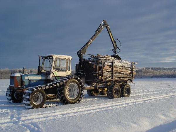 Polttopuiden ajoa
Uudenkarhea Fordson SuperMajor 5000 `1965
Avainsanat: Ford