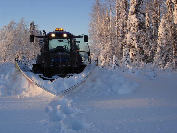 Aurausta
Metsäautotien aurausta.
Avainsanat: newe newholland tm120 auraus