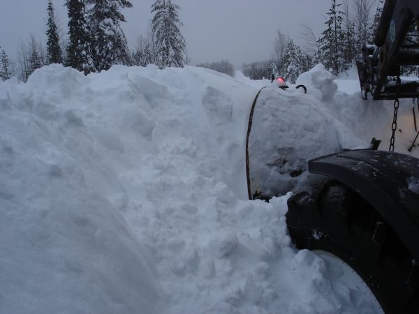 Riittävästi lunta
Oli aika paha tuiskupaikka, vajaa parimetriä lunta
Avainsanat: newholland newe tm120