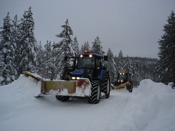 Vallin leikkuuta
Ja toisella lumet pois tieltä.
Avainsanat: newholland newe tm120 8670