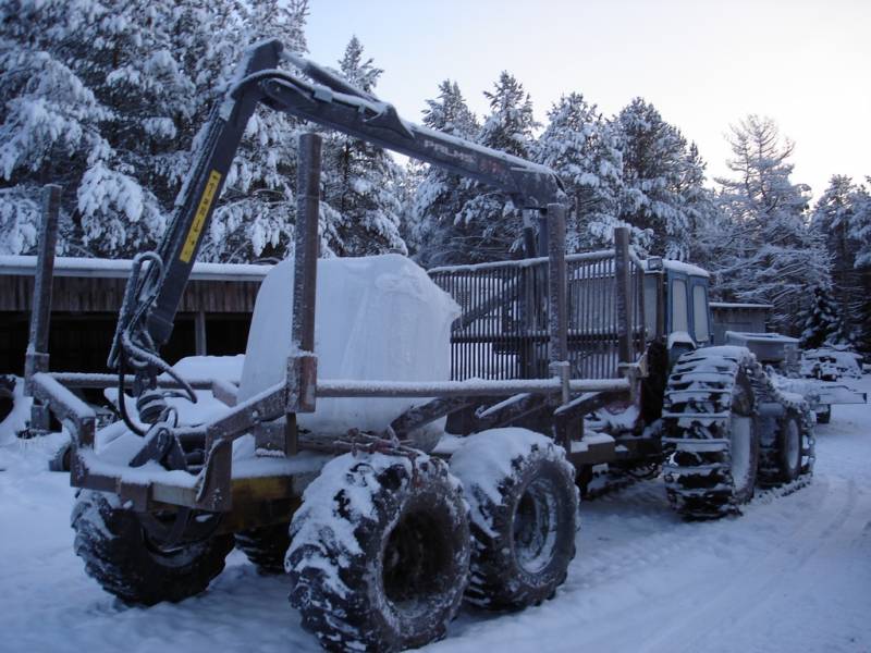 Ford 5000 metsäkärryllä
Tuli rakenneltua tämmöinen metsä yksikkö, ohjaamo laitetaan parempi. 
Kuvia tulee lisää kunhan valmistuu.
Avainsanat: ford