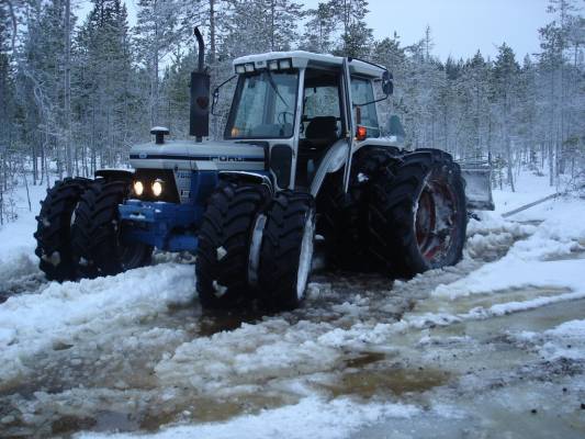 Ford 7810
Talvitien polkua.
Avainsanat: ford