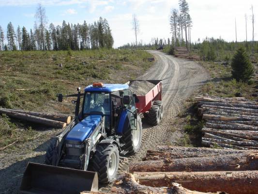 Tukki lanssi ja newe
Metsäteiden korjausta.
Avainsanat: kalusto