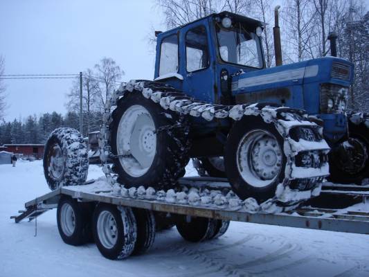 Ford 5000
Talvitien polku kalustoa.Lähdössä töihin.
Avainsanat: ford