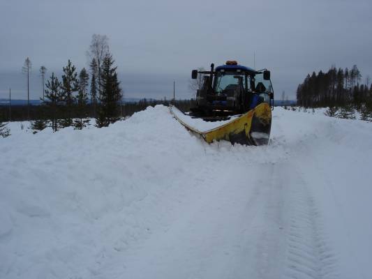 Metsätien aurausta
Vielä löytyi aika paljon lunta.
Avainsanat: lunta