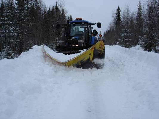 Oli metsän sisässäkin vielä lunta.
Aurataan lumet tieltä että nopeammin kuivuisivat kevät töille.
Avainsanat: lumi