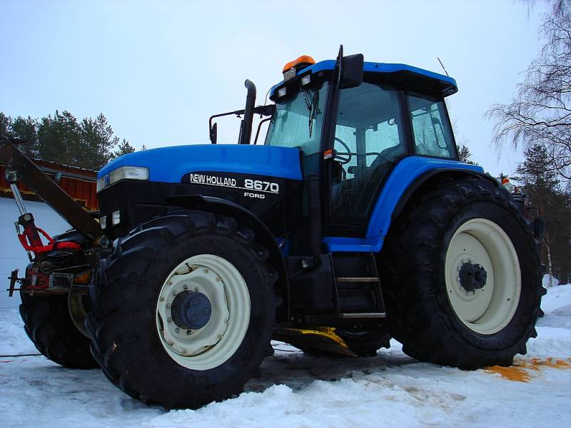 New Holland 8670 itse rakennetulla alusterällä
Keulassa on auran nostopuomi.
Avainsanat: newe