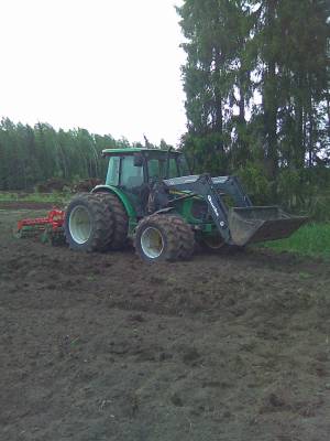 John-Deere 5820
töitä töitä... muokkausta ennen kylvöä. sen takia vasta nyt kylvätään koska sato menee rehuks 
Avainsanat: John-Deere 5820