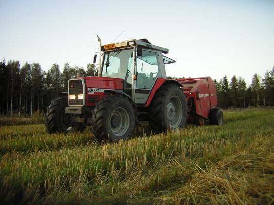 MF 3060 & Welger
Massikka ja Welgeri olkipaalien teossa...
Avainsanat: MF 3060 Welger