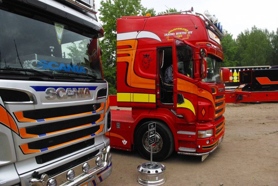 Hiedon kaksi Scania rekkaveturia
Avainsanat: Hieto Scania