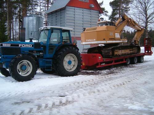 Ford ja Allis
Mitäs mieltä yhdistelmästä?
Täyttyykö lakipykälät kuljetuksessa?
 -ilmoitan massat myöhemmin,saa arvuutella.
Avainsanat: ford 8830 Fiat Allis lavetti