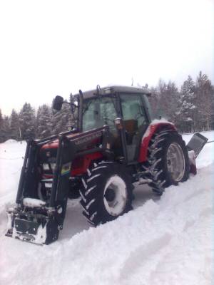 4245 massey-ferguson 
lumitöitä lopetin ja parkkiin ajoin..kauha putos pihalle, että sen takia oo paikallaan.
