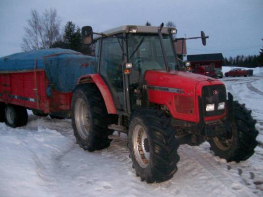 Massey-Ferguson 4245 ja 120 Kipa
Hain Pölkyltä hakekuorman
