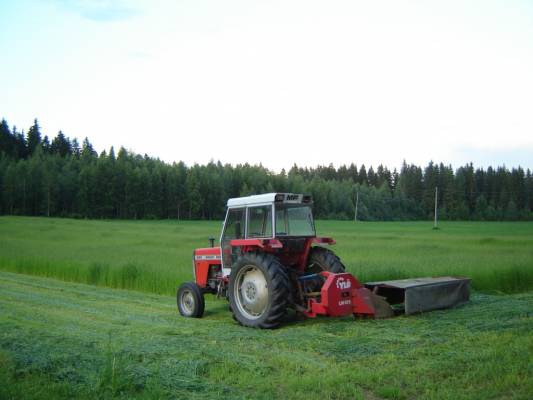 Heinäpellolla
MF 265 ja Ylö LN-185
Avainsanat: mf 265 ylö