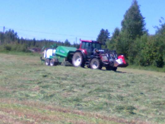 valtra ja agronic
urakoimassa.. anteeksi epäselväkuva
Avainsanat: valtra agronic