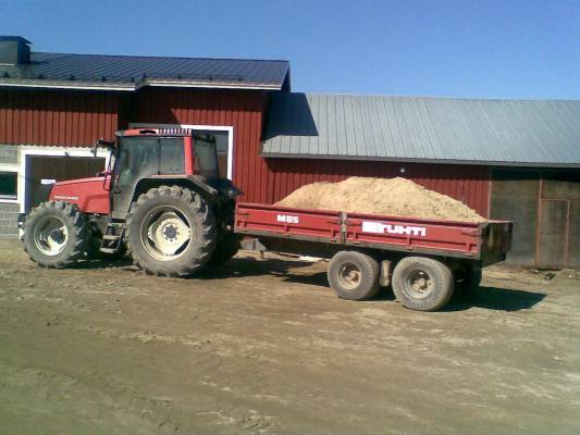 valtra 6550 ja tuhti
kävin hiekkaa hakemas..
Avainsanat: valtra large1200l lieksa