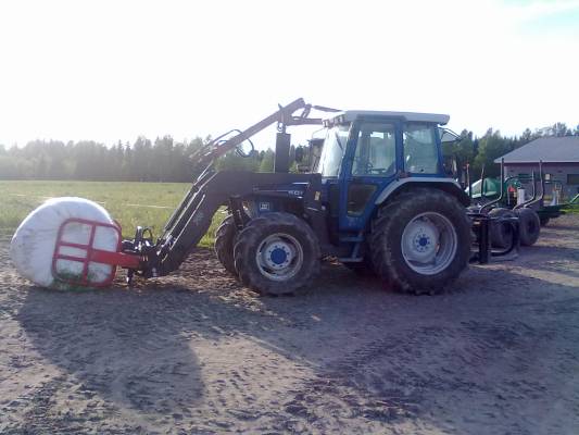 ford 6810
tällä tuli kuskattua paalit pellon reunaan on kätevä tuo paalipihti takanakin
Avainsanat: ford